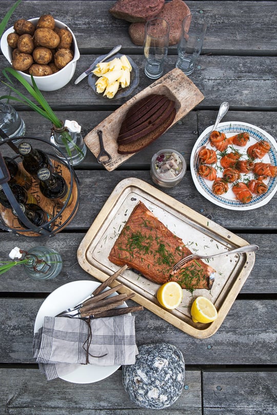Traditionell mat på Åland som fisk och svartbröd