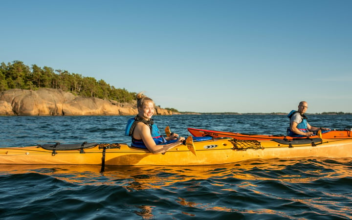 Par paddlar kajak i skärgården