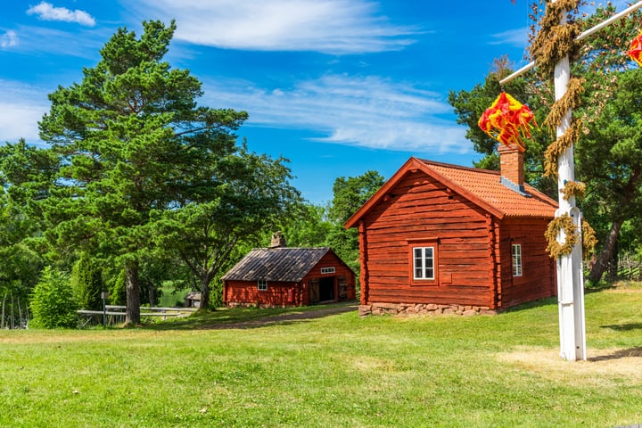 Juhannussalko vanhalla maatilalla