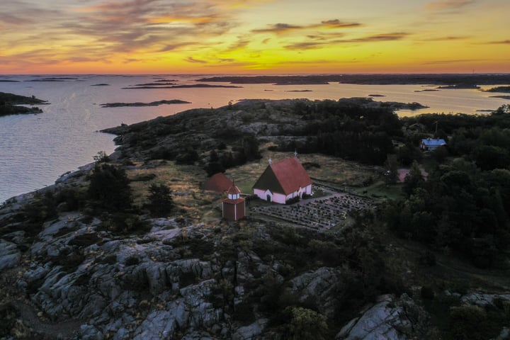 Ilmakuva Kökarin kirkosta auringonlaskussa