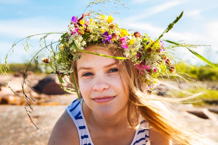 Det finns mycket att göra på Åland med barn, här firar en ung tjej midsommar