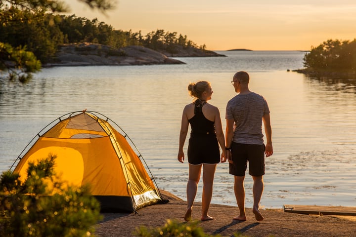 Vackra solnedgångar och stränder är vardagsmat om man tältar på Åland.