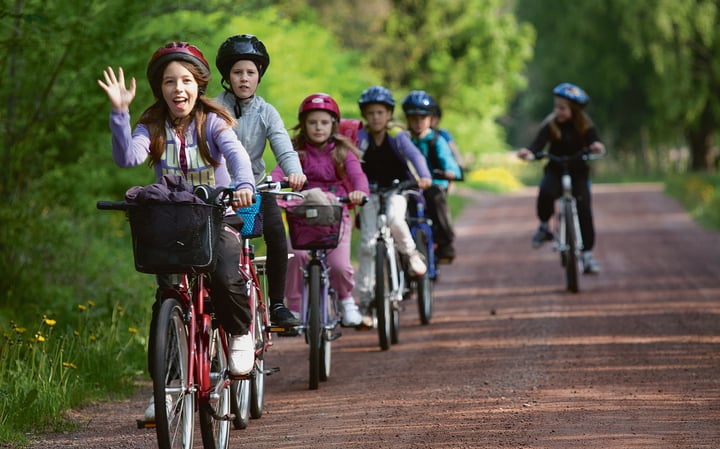 Barn på cykelutflykt