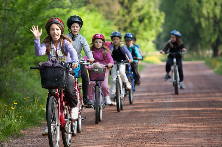 Barn på cykelutflykt