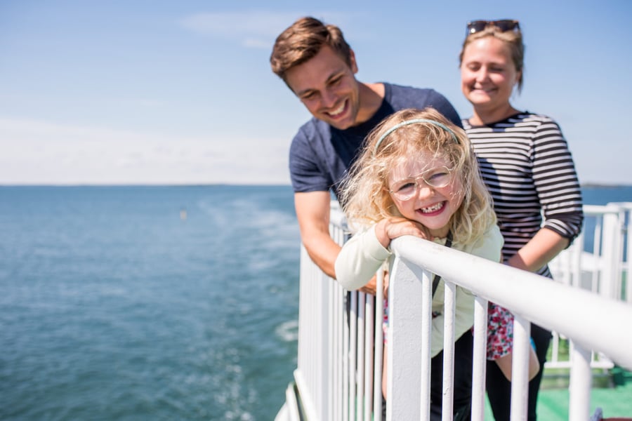 Barn-familj-färja-båt