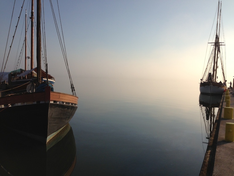 Två segelbåtar i soluppgång i Sjökvarteret på Åland