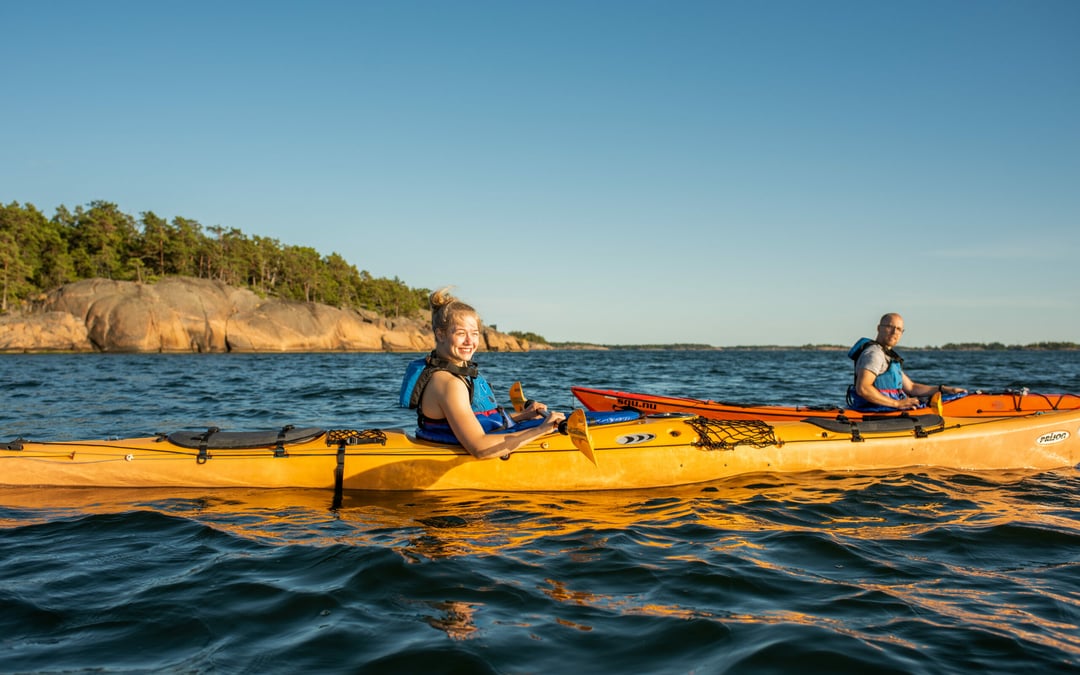 Par paddlar kayak i skärgården