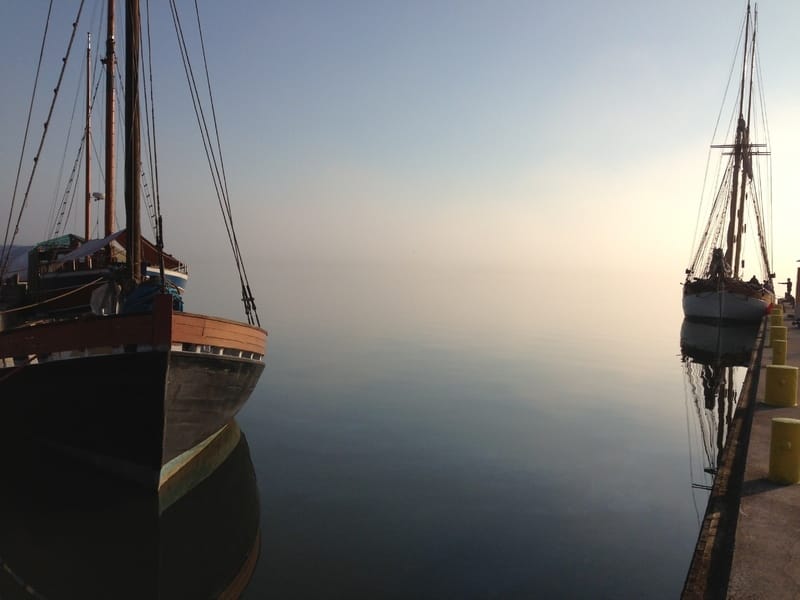 Tv&aring; segelb&aring;tar i soluppg&aring;ng i Sj&ouml;kvarteret p&aring; &Aring;land