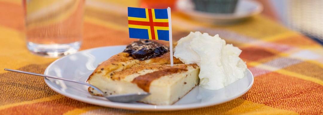 Ålandspannkaka med en Ålandsflagga